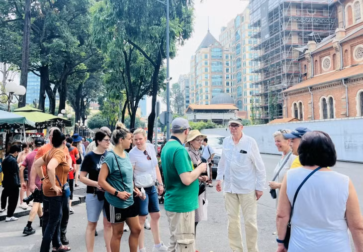 Du khách nước ngoài đang tham quan tại TP Hồ Chí Minh.