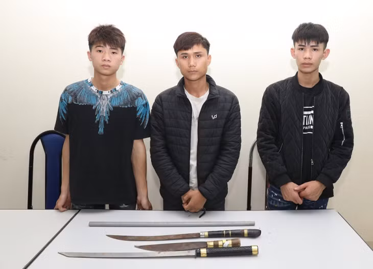 Các đối tượng cùng hung khí gây án.