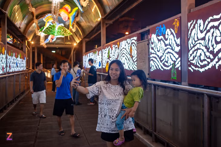 Như lạc vào một cuộc trình diễn ánh, nhiều người đi qua tỏ ra thích thu với diện mạo mới của cây cầu này. "Cây cầu được tân trang rất hợp lý, vừa có tính thẩm mĩ vừa có tính ứng dụng cao vì giờ đây đã sáng sủa hơn nhiều ", chị Hoàng Thị Thủy (phường Phúc Tân) chia sẻ.
