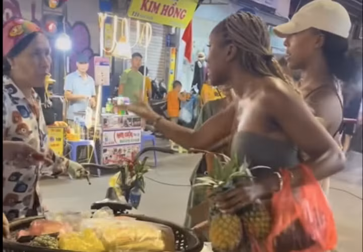 Nữ du khách bức xúc vì bị "chặt chém" 500.000 đồng 3 trái dứa. (Ảnh cắt từ clip)