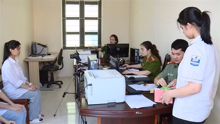Cán bộ Công an làm thủ tục cấp thẻ căn cước cho công dân (Ảnh: Bộ Công an).