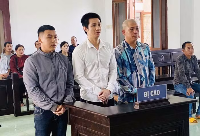 Các đối tượng Trường, Dương, Kháng tại phiên tòa vào ngày 9/4.