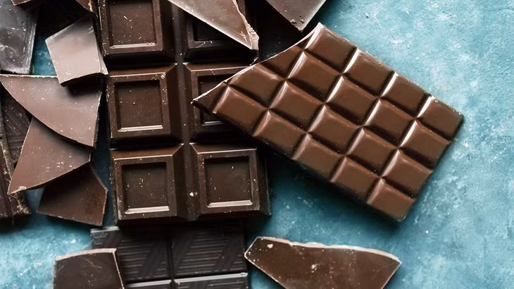 Chocolate có chứa caffeine và đường - những yếu tố có thể kích hoạt cơ thể tiết nhiều mồ hôi hơn (Ảnh: Internet)