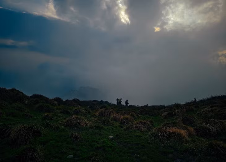 Lùng Cúng cách thành phố Yên Bái khoảng 150 km. Du khách di chuyển bằng xe máy từ bản Lùng Cúng sẽ đi qua những con đường quanh co và khó khăn, mất khoảng 45 phút, sau đó phải tự vượt qua 11 km đường leo núi để đến đỉnh.