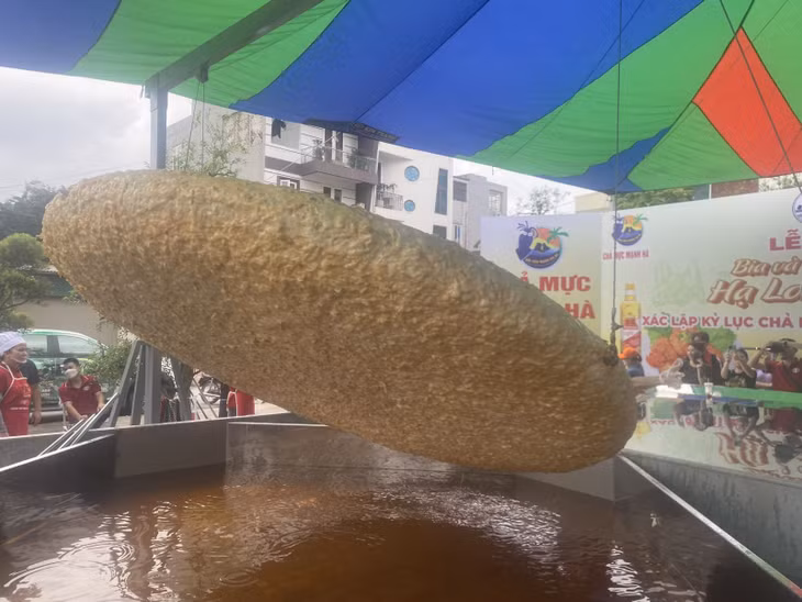 Quy trình chế biến vất vả để có được chiếc chả mực xác lập kỷ lục Việt Nam nặng 200kg.