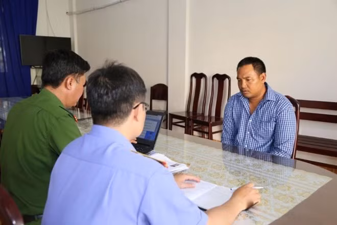 Đối tượng Trần Ngọc Thiện tại cơ quan điều tra. Ảnh: Công an cung cấp
