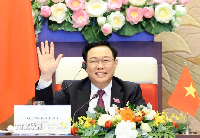 Chủ tịch Quốc hội Vương Đình Huệ chúc mừng Chủ tịch CPP Hun Sen được Thượng viện khóa V bầu giữ chức Chủ tịch Thượng viện. (Ảnh: Nhan Sáng/TTXVN)
