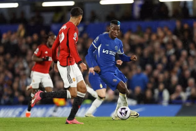 Raphael Varane gặp vấn đề trong trận đấu với Chelsea.
