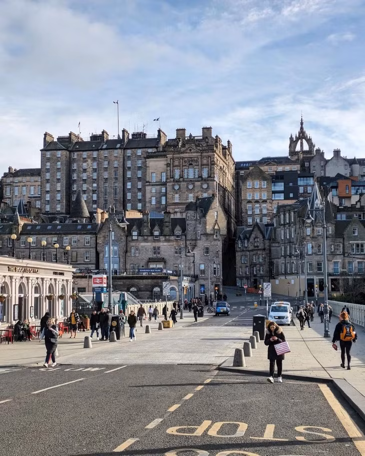 Scotland, nơi hàng trăm nghìn hành khách sử dụng tàu du lịch mỗi năm, đang xem xét việc tăng thuế đối với các tàu phát thải có mức độ ô nhiễm cao. Một nghiên cứu vào năm 2021 chỉ ra rằng lượng khí thải carbon từ một con tàu có thể lớn hơn 12.000 ôtô. Scotland tin rằng việc áp đặt luật mới này sẽ thúc đẩy các công ty đóng tàu phát triển các phương tiện không phát thải. Ảnh: @scotland.explores.