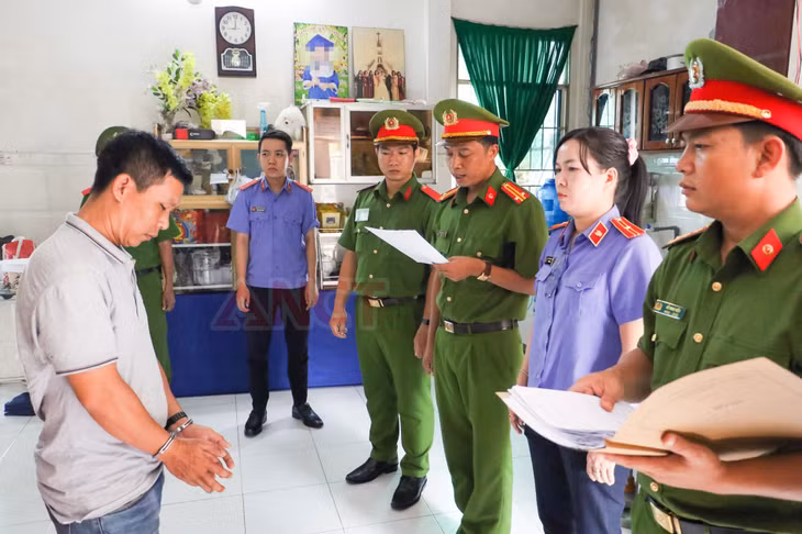 Cơ quan điều tra tống đạt các quyết định bắt giam bị can Nguyễn Văn Tuấn. Ảnh: Công an Cần Thơ.