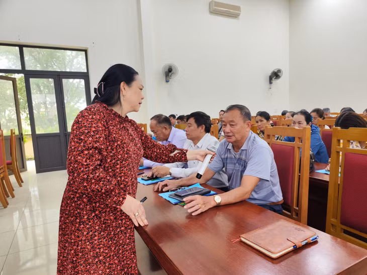 Giảng viên của Sở LĐ-TB&amp;XH trao đổi với học viên về công tác chăm sóc, bảo vệ trẻ em tại gia đình và thôn, khu.
