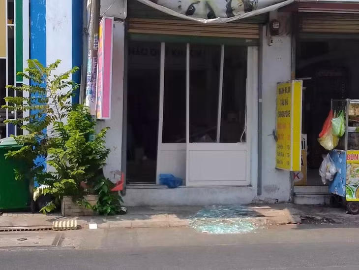 Vụ nổ khiến cửa kính bể và văng tung tóe. Ảnh: TS
