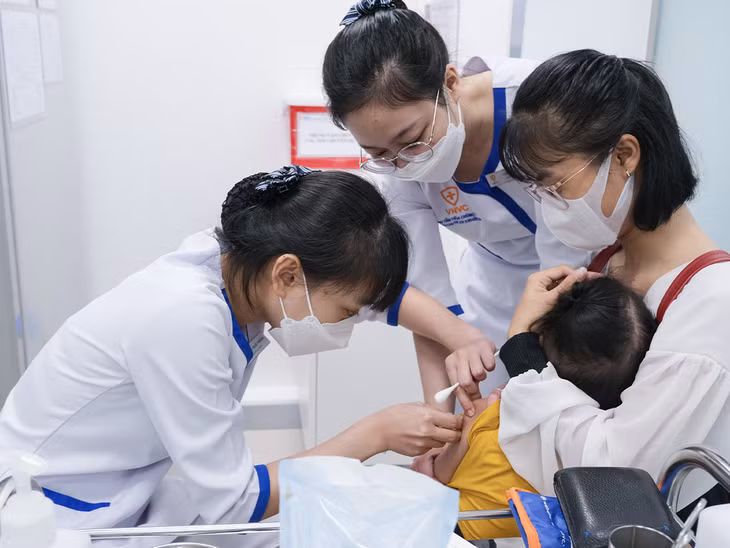 Trẻ tiêm vaccine phòng não mô cầu tại VNVC.