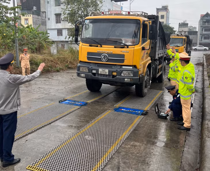 Đội CSGT đường bộ số 1, Phòng CSGT Công an tỉnh Quảng Ninh phối hợp cùng Trạm kiểm soát tải trọng Sở GTVT kiểm tra tải trọng phương tiện trên QL18 đoạn đi qua bàn TP Uông Bí.