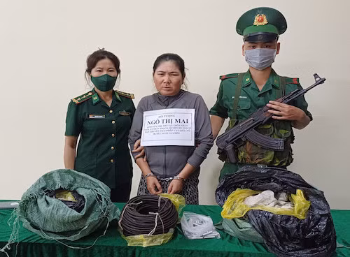 Đối tượng Ngô Thị Mai tại cơ quan chức năng. Ảnh: Bộ đội Biên phòng.