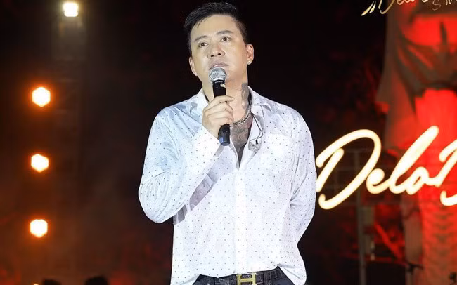 Tuấn Hưng trong liveshow "Gửi ngàn lời yêu". (Ảnh: Delo Show)