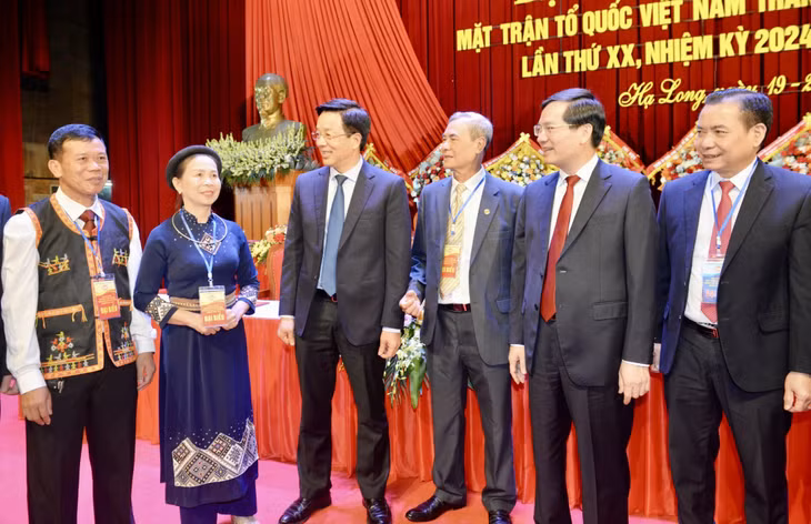 Lãnh đạo Ủy ban MTTQ tỉnh, TP Hạ Long trò chuyện cùng các cán bộ mặt trận tiêu biểu tại Đại hội đại biểu MTTQ TP Hạ Long. 