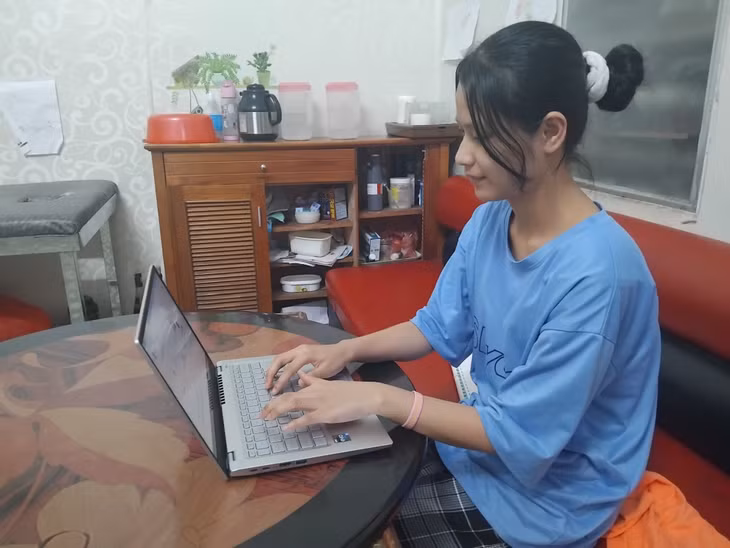Em Đặng Thị Hồng Thắng (phường Nam Hòa, TX Quảng Yên) nghiên cứu tài liệu.