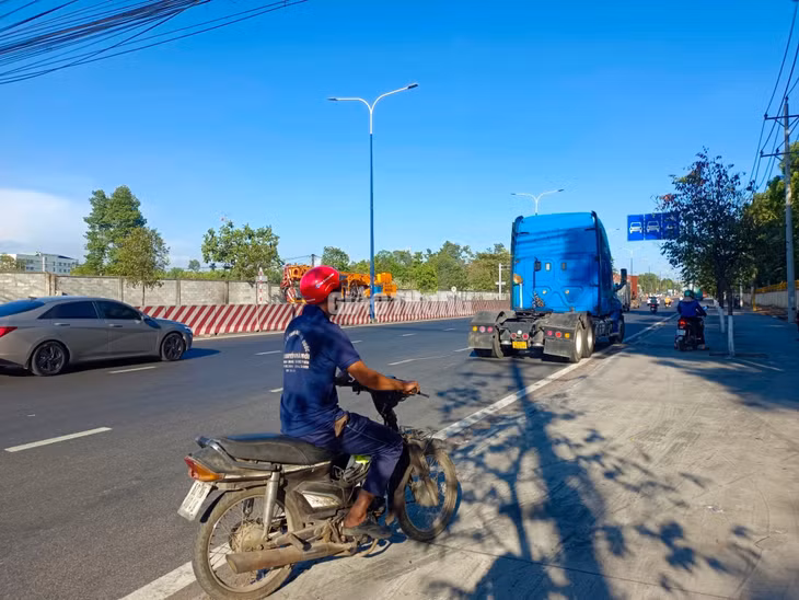 Đầu kéo dừng lại bên đường sau tai nạn.