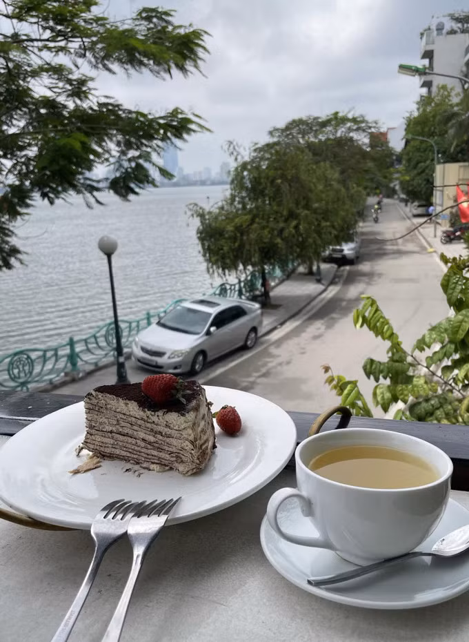 Một góc phố Quảng An nhìn từ Eastern &amp; Oriental Tea House and Coffee Parlour. Ảnh: Thu Trang