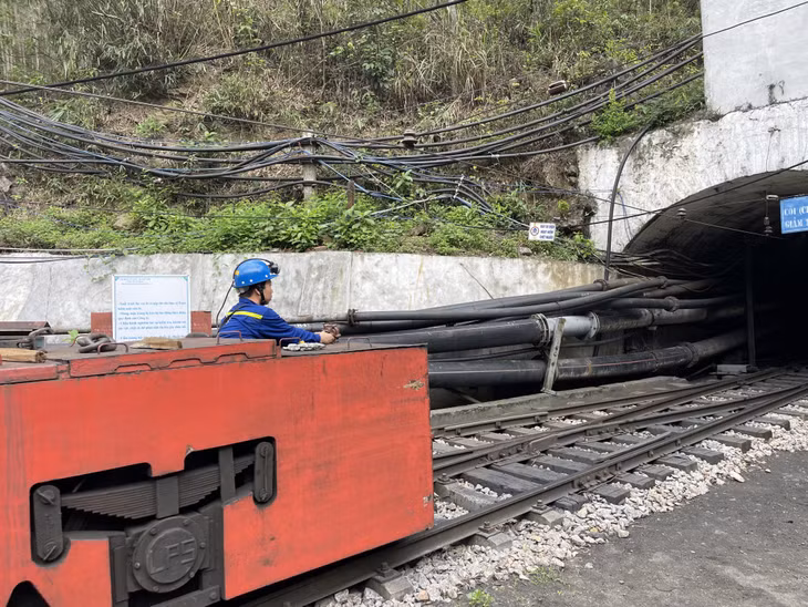 Công nhân lái tàu (Công ty CP Than Vàng Danh) điều khiển hệ thống tự động đóng mở ghi đường sắt phòng nổ.