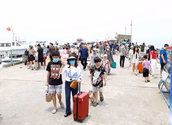 Rất đông du khách tới Cô Tô trong kỳ nghỉ lễ này. (Ảnh: Thu Báu)