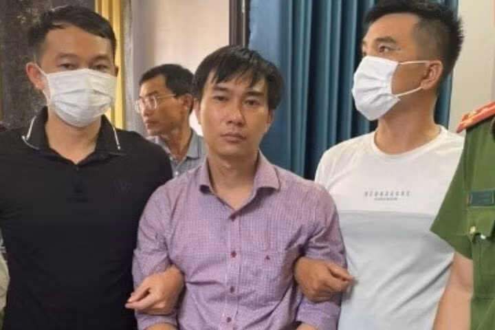 Lực lượng công an đưa đối tượng (giữa) đi khám xét nơi ở. (Ảnh: CACC)