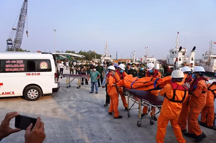 Lần lượt 4 thi thể nạn nhân được đưa lên bờ vào chiều 25.4. Ảnh: Viên Nguyễn