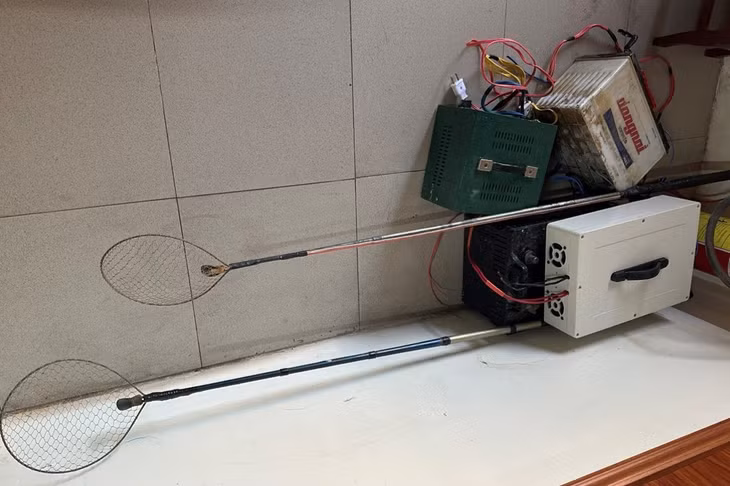 Dụng cụ để vớt tôm, cá của 2 đối tượng. Ảnh: CACC