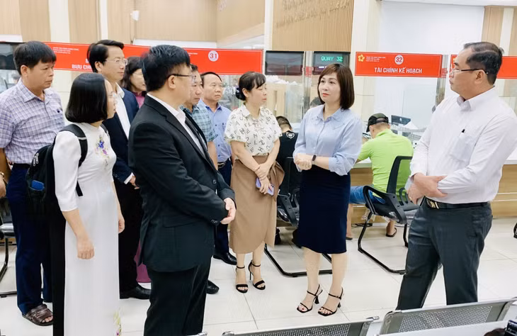 Lãnh đạo Trung tâm Hành chính công TP Hạ Long chia sẻ với Đoàn công tác về những giải pháp, cách làm hay của thành phố trong việc giải quyết thủ tục hành chính.