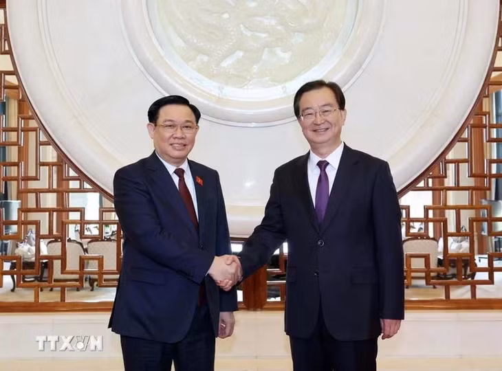 Bí thư Tỉnh ủy Vân Nam Vương Ninh đón Chủ tịch Quốc hội Vương Đình Huệ. (Ảnh: TTXVN)