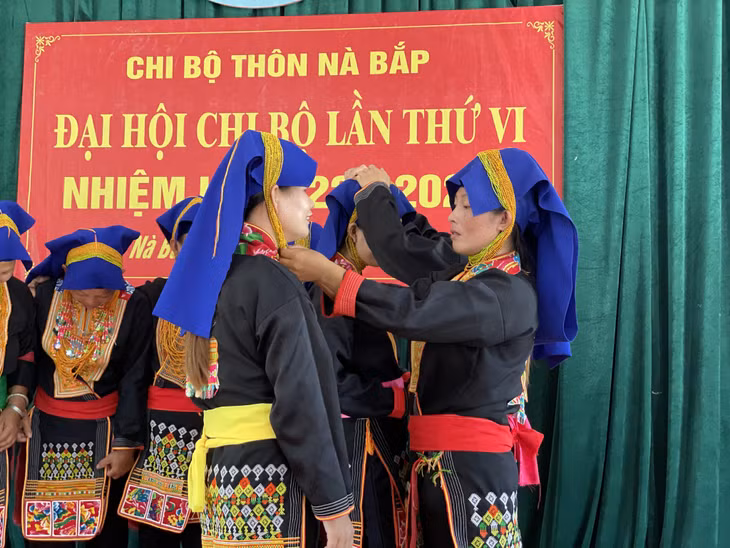 Đồng bào dân tộc Dao xã Đồn Đạc (huyện Ba Chẽ) chuẩn bị trang phục biểu diễn múa dân vũ.