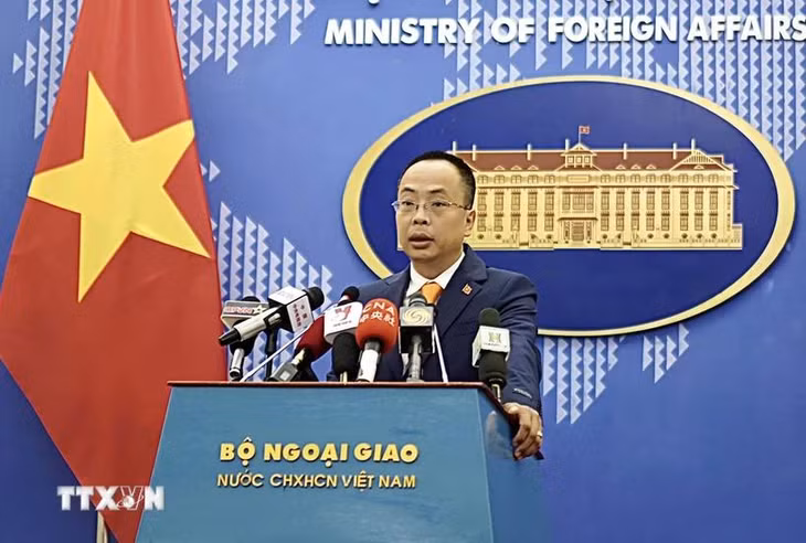 Phó Phát ngôn Bộ Ngoại giao Việt Nam Đoàn Khắc Việt trả lời câu hỏi của các cơ quan báo chí. (Ảnh: Quỳnh Anh/TTXVN phát)