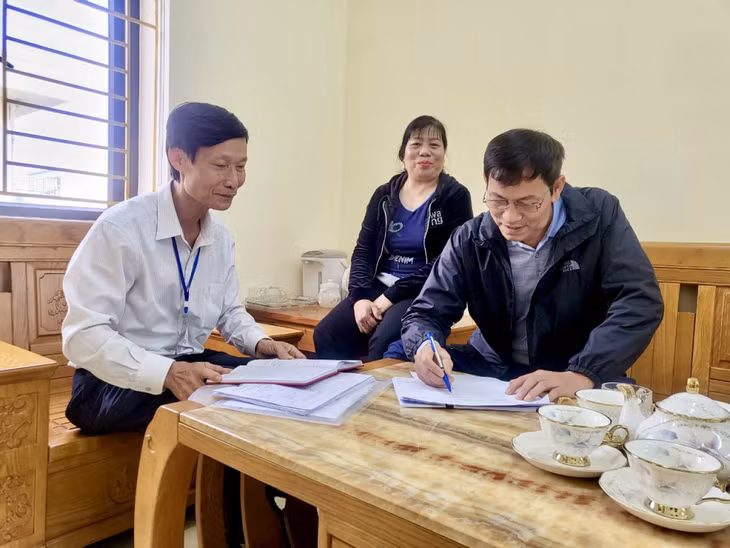Cán bộ phường Yên Giang tuyên truyền, vận động người dân bàn giao mặt bằng thực hiện dự án đường ven sông kết nối từ cao tốc Hạ Long - Hải Phòng đến TX Đông Triều. Ảnh: Đơn vị cung cấp.