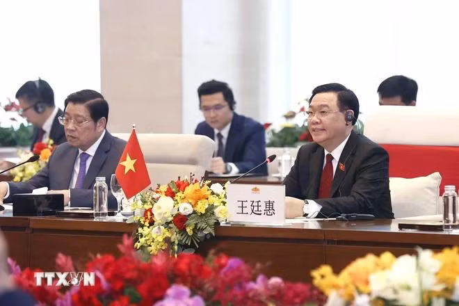 Chủ tịch Quốc hội Vương Đình Huệ phát biểu tại buổi hội kiến Tổng Bí thư Ban Chấp hành Trung ương Đảng Cộng sản Trung Quốc, Chủ tịch nước Cộng hòa Nhân dân Trung Hoa Tập Cận Bình. (Ảnh: Doãn Tấn/TTXVN)