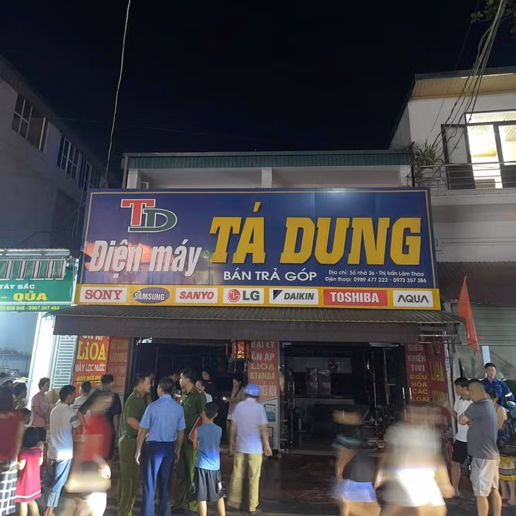 Cửa hàng điện máy xảy ra cháy trong đêm, chủ hộ bị bất tỉnh được lực lượng cảnh sát PCCC cấp cứu kịp thời (Ảnh: Công an cung cấp).