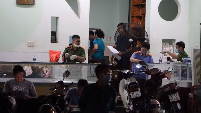 Cảnh sát khám nghiệm hiện trường tại tiệm vàng Mỹ Hoa Kim, TP Phan Thiết, tối 18/4. Ảnh: Việt Quốc