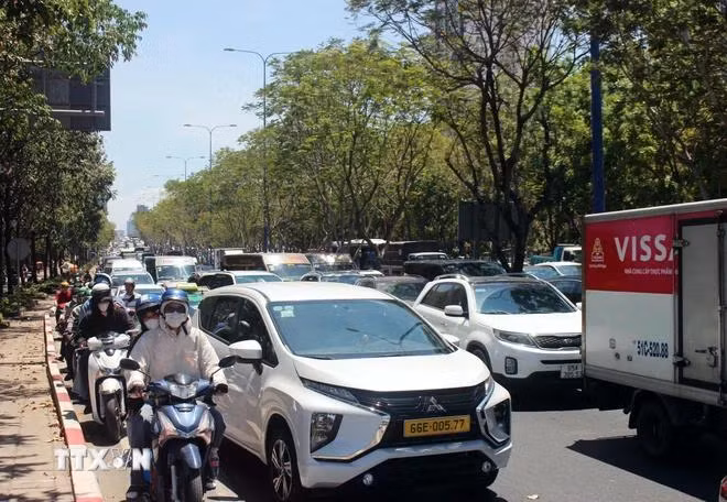 Tình trạng ùn ứ kéo dài xảy ra ở nhiều tuyến đường khu vực phía Đông Thành phố Hồ Chí Minh trong ngày 27/4/2024. (Ảnh: TTXVN phát)
