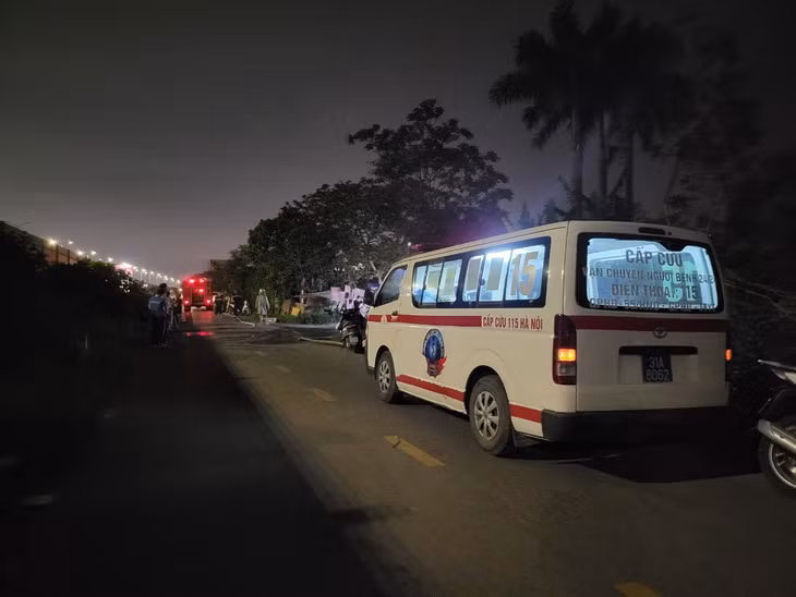 Xe cứu thương có mặt tại hiện trường vụ cháy xưởng gỗ.