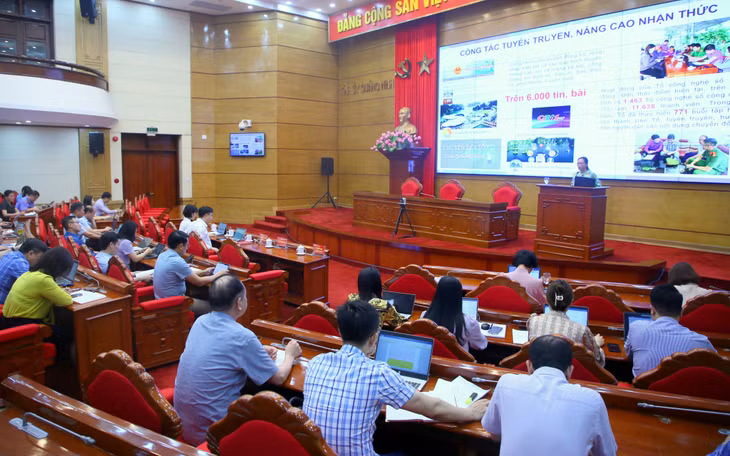 Giám đốc Sở Thông tin và Truyền thông thông tin chuyên đề kết quả 2 năm thực hiện Nghị quyết số 09 về chuyển đổi số toàn diện tỉnh Quảng Ninh và phương hướng nhiệm vụ thời gian tới.