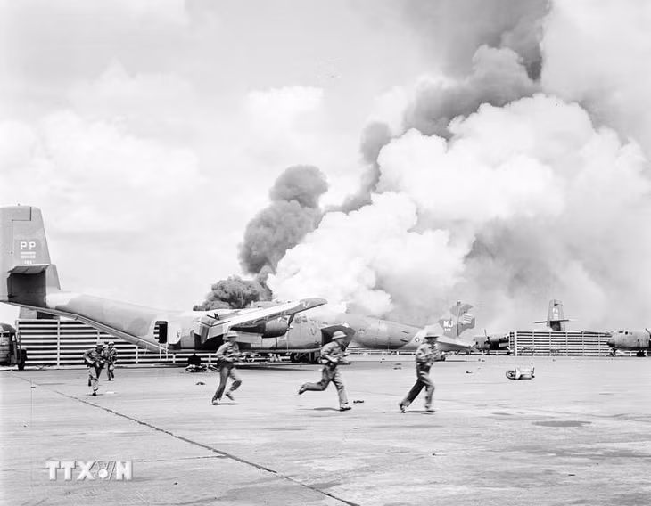 Ngày 28/4/1975, các trận địa pháo của ta nã đạn vào sân bay Tân Sơn Nhất. Tuy nhiên, phải tới 14 giờ ngày 30/4, sân bay Tân Sơn Nhất mới thực sự im tiếng súng. (Ảnh: Đinh Quang Thành/TTXVN)