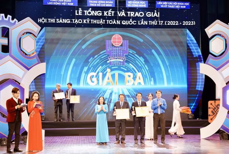 Đại diện nhóm tác giả Bệnh viện Đa khoa tỉnh Quảng Ninh nhận giải Ba Hội thi Sáng tạo kỹ thuật toàn quốc lần thứ 17. Ảnh: CTV