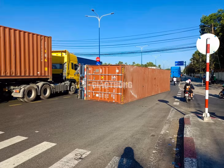 Vụ tai nạn làm giao thông trên tuyến bị chặn lại.