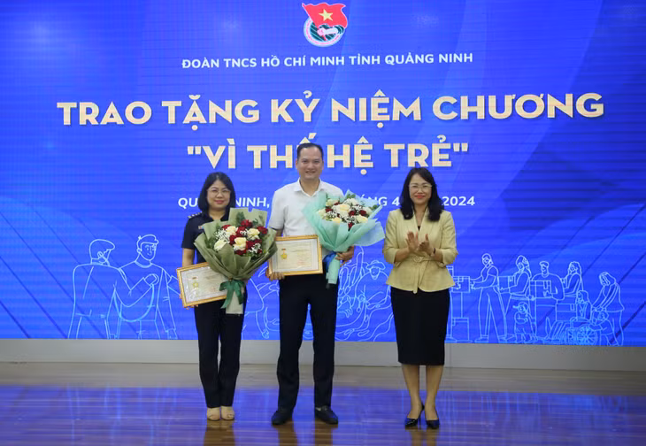Các cá nhân có đóng góp tích cực vào sự nghiệp giáo dục thế hệ trẻ vinh dự đón nhận Kỷ niệm chương “Vì thế hệ trẻ".
