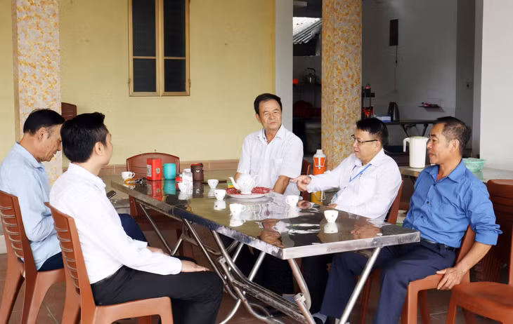 Ông Cẩn cùng cán bộ thôn 
