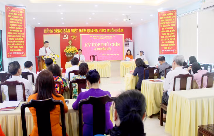 Phường Hòa Lạc (TP Móng Cái) tổ chức kỳ họp thứ 9 (kỳ họp chuyên đề) để xem xét, thảo luận, biểu quyết thông qua Nghị quyết “về việc tán thành chủ trương sáp nhập phường Hòa Lạc vào phường Trần Phú". Ảnh: Trung tâm TT&amp;VH Móng Cái.