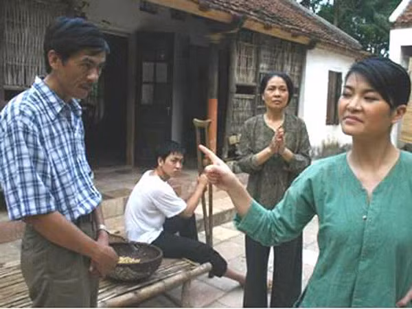 NSND Bùi Bài Bình (ngoài cùng bên trái) trong phim “Ma làng“. Ảnh: Nhà sản xuất