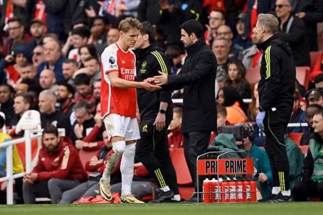 Martin Odegaard rời sân sớm trong trận đấu với Aston Villa.