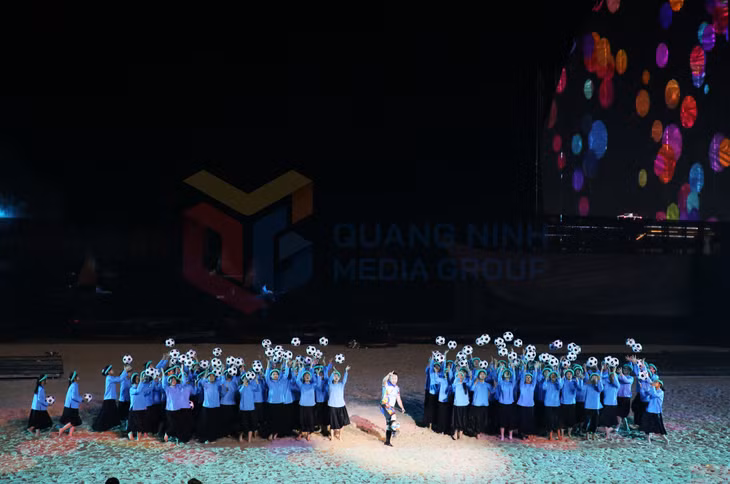 Nét đẹp khỏe khoắn, duyên dáng cùng hình tượng trái bóng tròn của phụ nữ dân tộc Sán Chỉ.