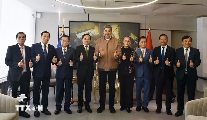Tổng thống Maduro chụp ảnh lưu niệm với Đoàn đại biểu Chính phủ Việt Nam. (Ảnh: VGP/TTXVN phát)